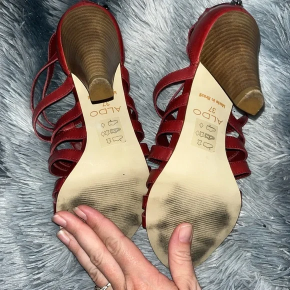 Red shoes with a short heel. - Picture 7 of 8